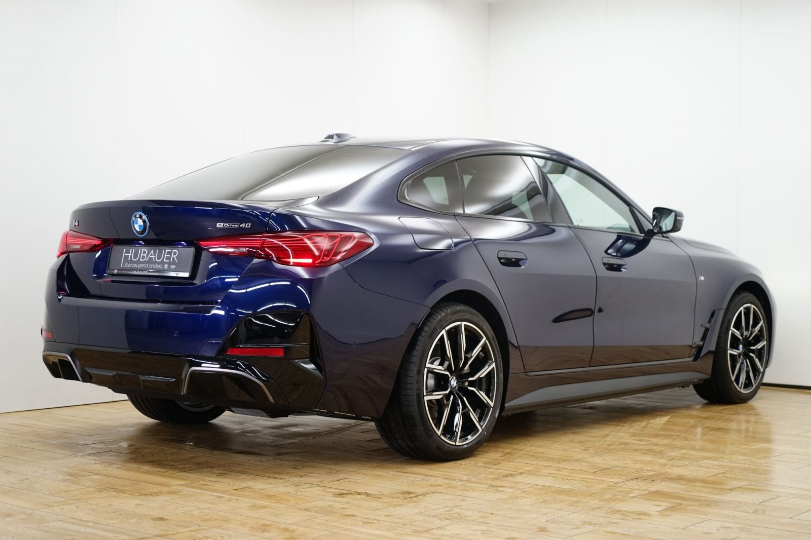 Fahrzeugabbildung BMW i4 eDrive40 [M Sport, HUD, ACC, RFK, 19 LMR]