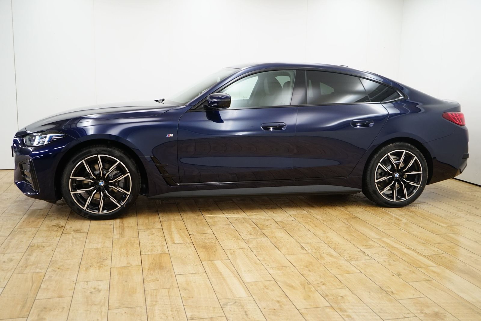 Fahrzeugabbildung BMW i4 eDrive40 [M Sport, HUD, ACC, RFK, 19 LMR]