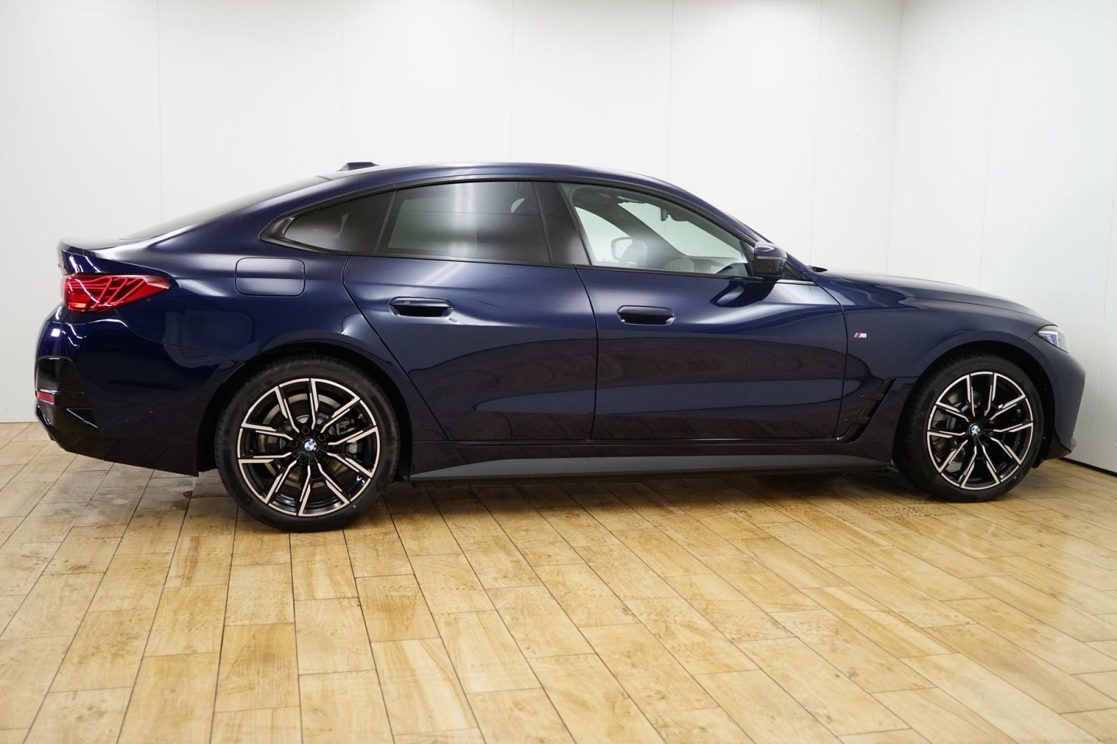 Fahrzeugabbildung BMW i4 eDrive40 [M Sport, HUD, ACC, RFK, 19 LMR]