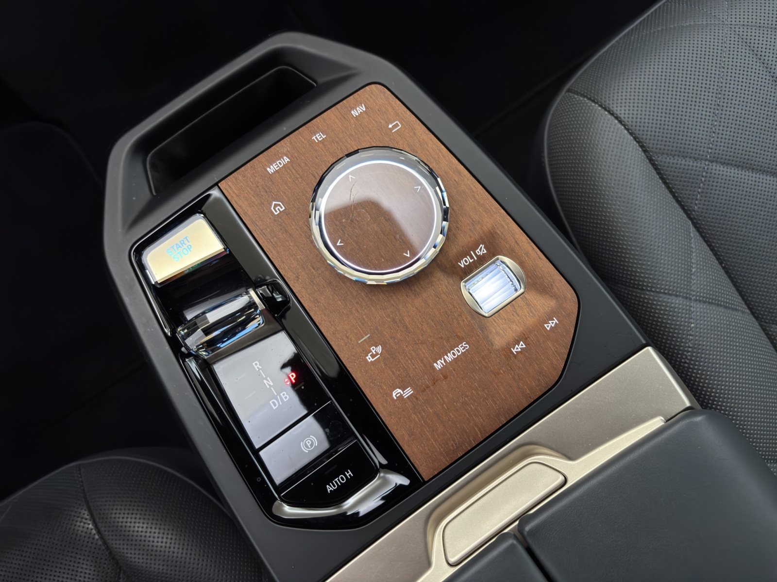 Fahrzeugabbildung BMW iX xDrive40 [Sportpaket, SkyLounge, Laser, AHK]