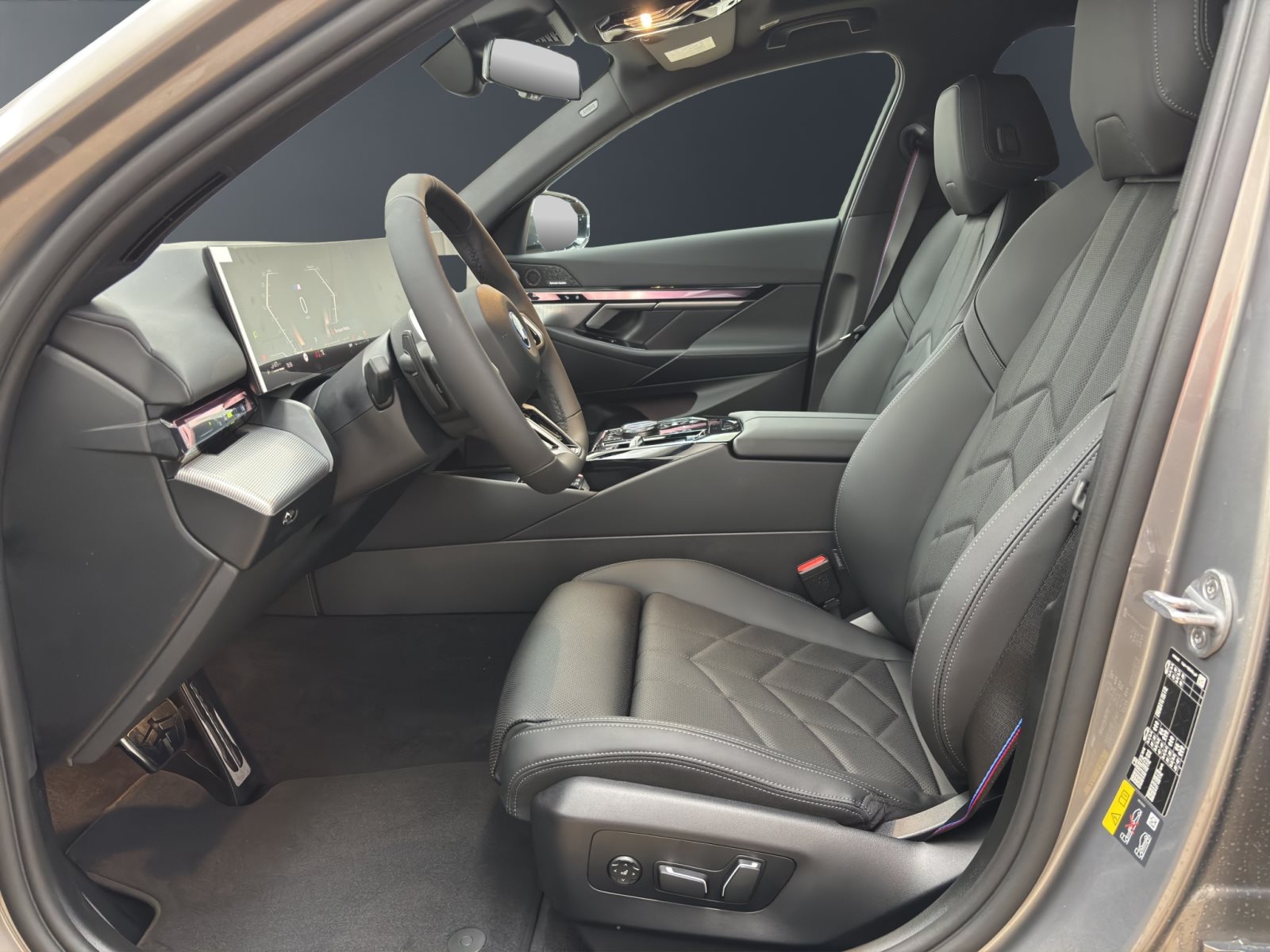 Fahrzeugabbildung BMW 530e xDrive Touring [M Sport Pro, HUD, AHK, ACC, h&k Sound]