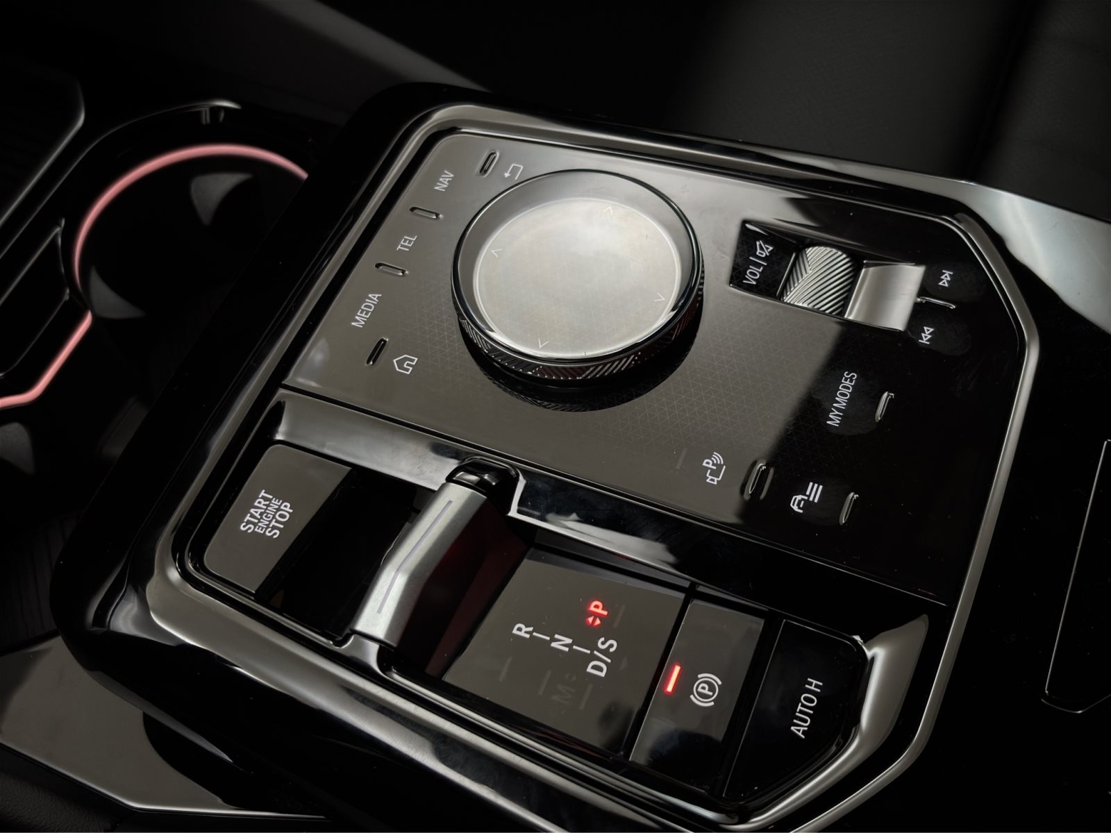 Fahrzeugabbildung BMW 530e xDrive Touring [M Sport Pro, HUD, AHK, ACC, h&k Sound]