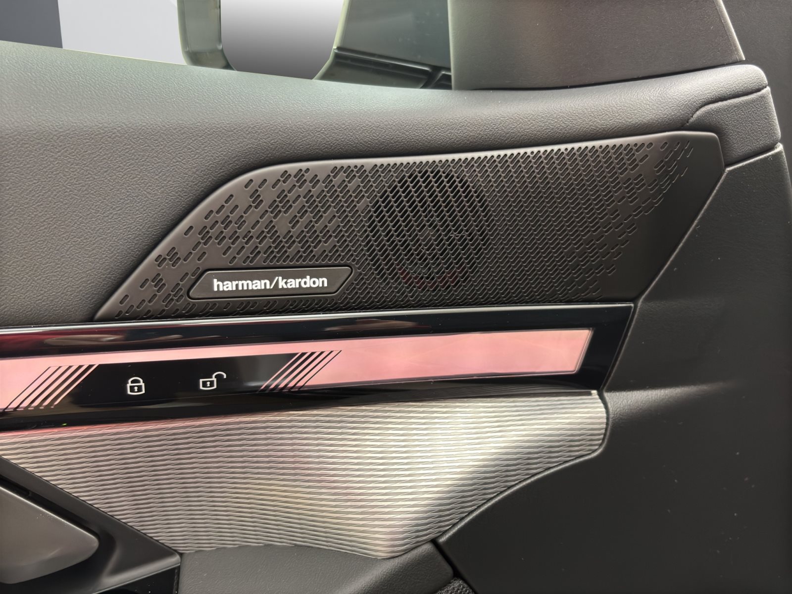 Fahrzeugabbildung BMW 530e xDrive Touring [M Sport Pro, HUD, AHK, ACC, h&k Sound]