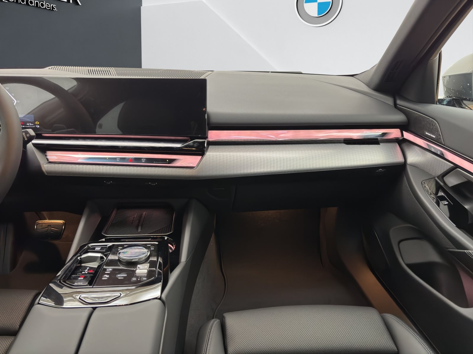 Fahrzeugabbildung BMW 530e xDrive Touring [M Sport Pro, HUD, AHK, ACC, h&k Sound]