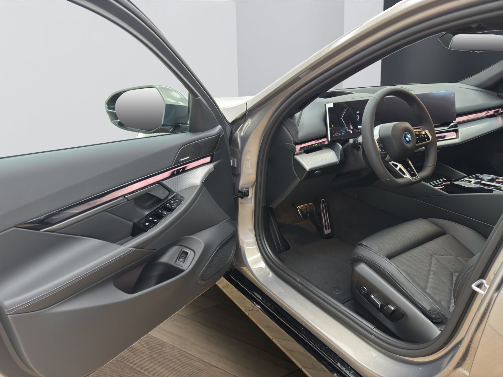 Fahrzeugabbildung BMW 530e xDrive Touring [M Sport Pro, HUD, AHK, ACC, h&k Sound]