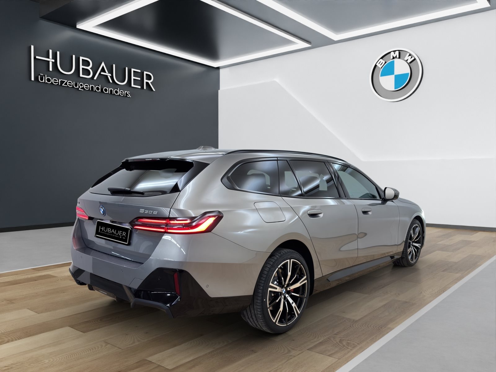 Fahrzeugabbildung BMW 530e xDrive Touring [M Sport Pro, HUD, AHK, ACC, h&k Sound]