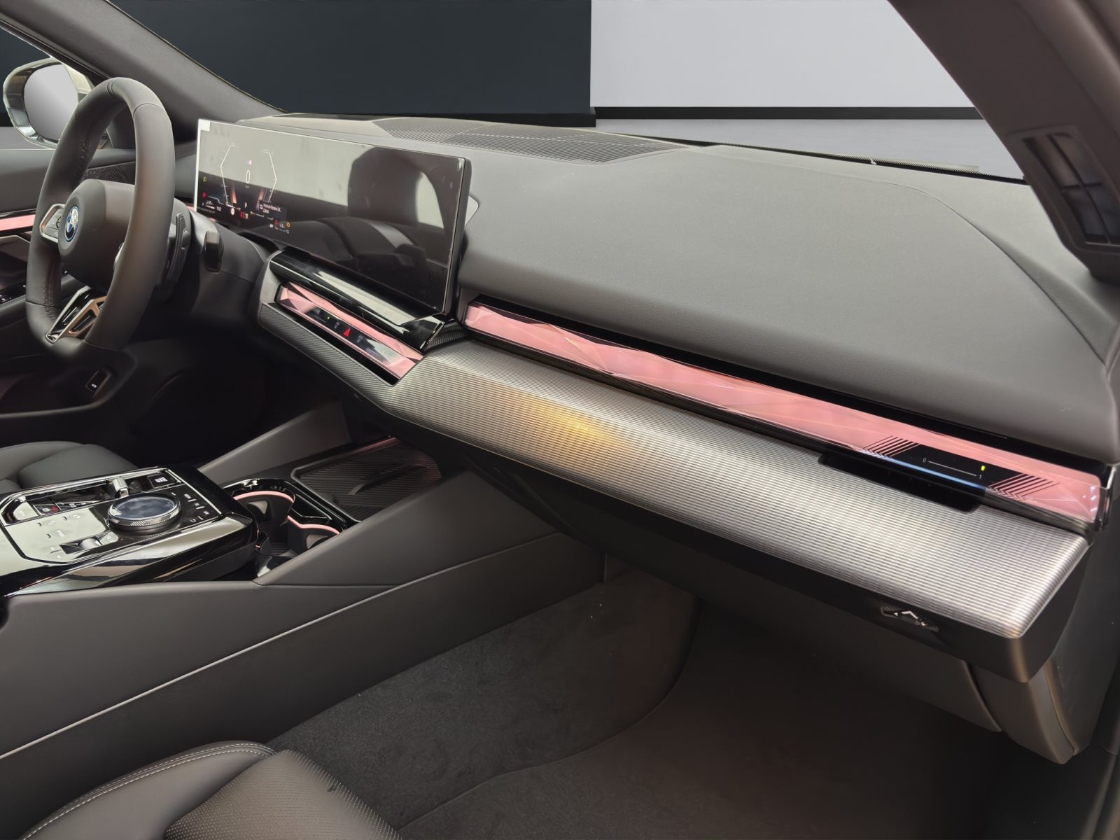 Fahrzeugabbildung BMW 530e xDrive Touring [M Sport Pro, HUD, AHK, ACC, h&k Sound]