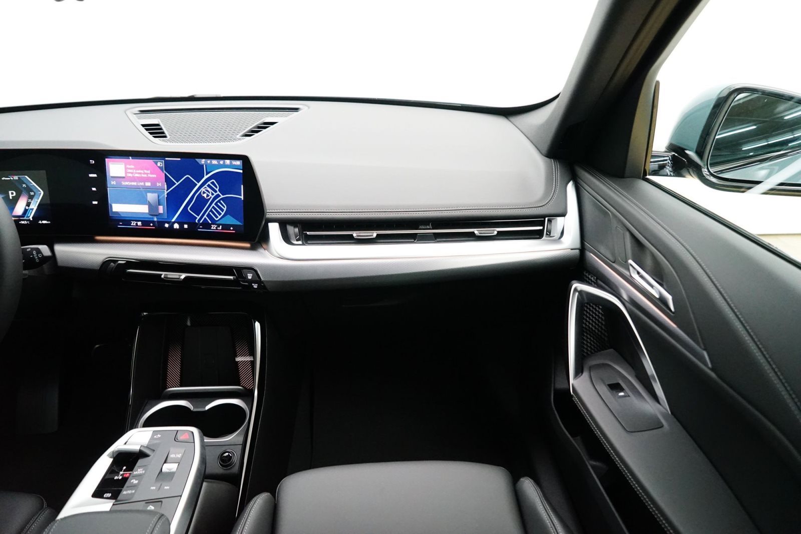 Fahrzeugabbildung BMW iX1 eDrive20 [M Sport, AHK, ACC, RFK, 19 LMR, SHZ]