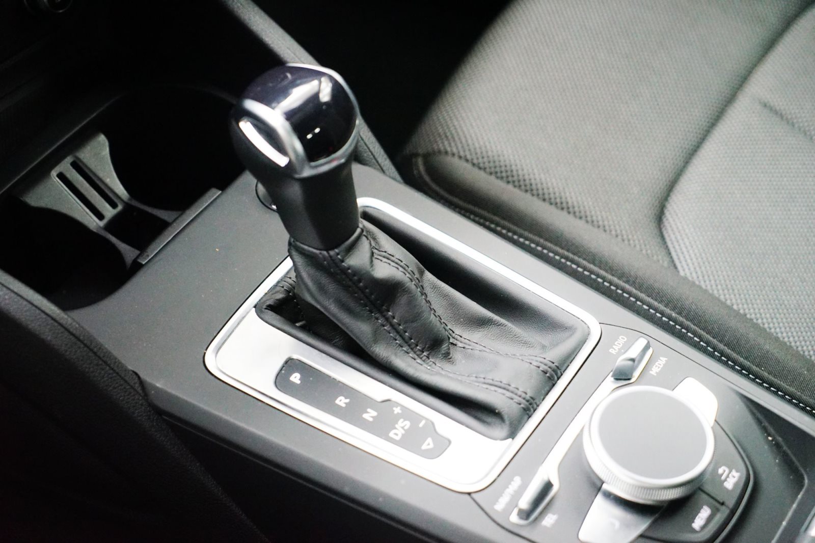 Fahrzeugabbildung Audi Q2 35 TFSI S tronic [Navi, LED, RFK, Pano, SHZ]