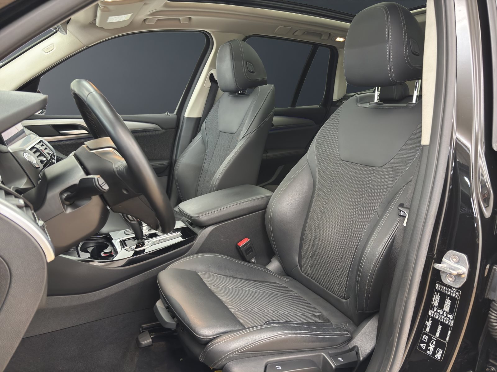 Fahrzeugabbildung BMW X3 xDrive20d [xLine, Navi Prof., Pano, HUD, AHK]