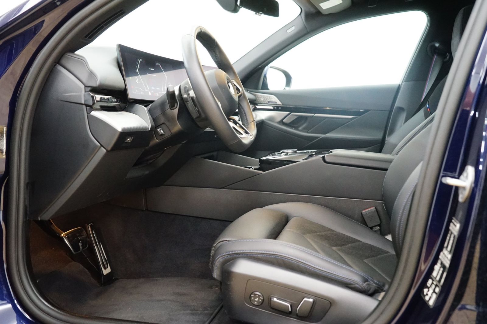 Fahrzeugabbildung BMW 540d xDrive Limousine [M Sport, HUD, AHK, ACC, B&W Sound]