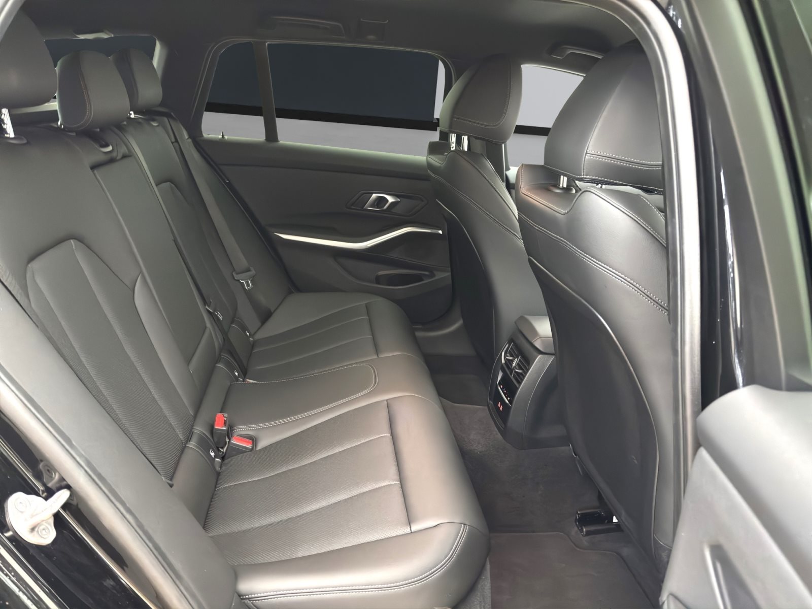 Fahrzeugabbildung BMW 318d Touring [M Sport, LC+, ACC, RFK, AHK]