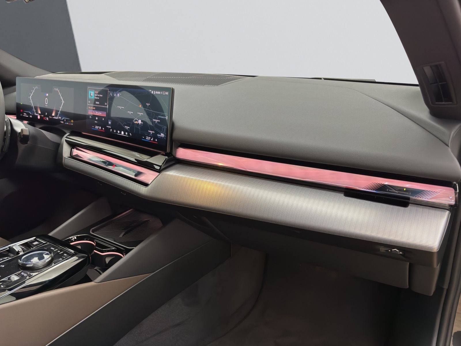 Fahrzeugabbildung BMW 520d Touring [M Sport, HUD, AHK, ACC, 20 LMR]