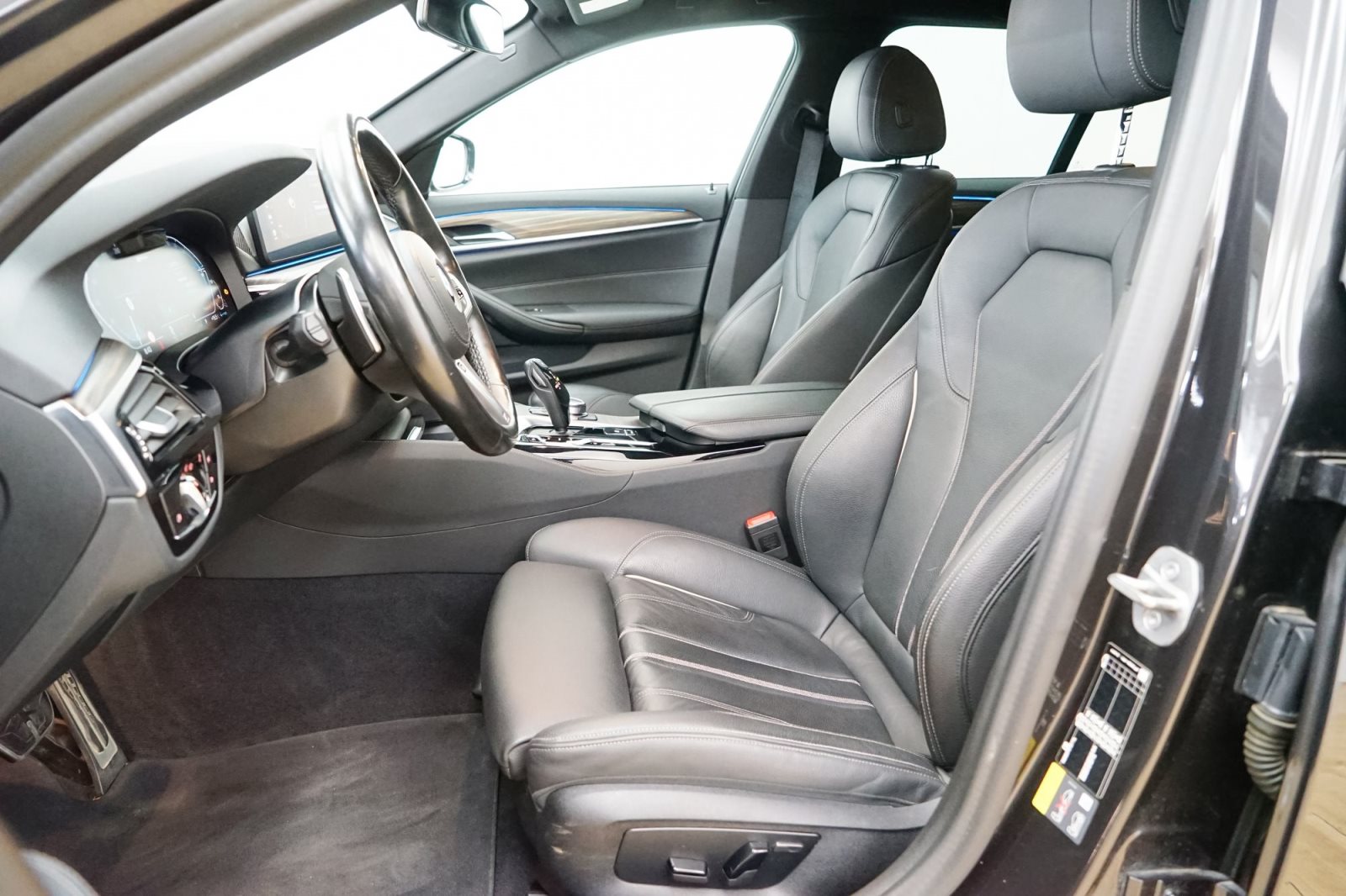 Fahrzeugabbildung BMW 530e xDrive Touring [M Sport, HUD, AHK, ACC, RFK]