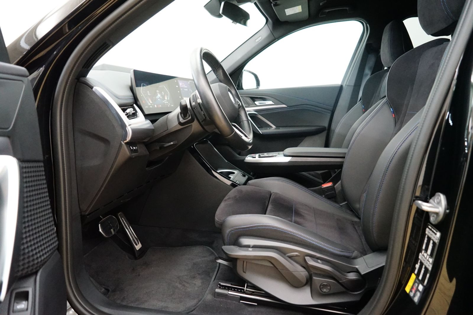 Fahrzeugabbildung BMW iX1 xDrive30 [M Sport, HUD, AHK, ACC, 360°, LRH]