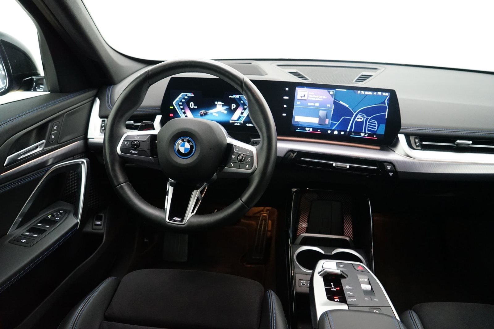 Fahrzeugabbildung BMW iX1 xDrive30 [M Sport, HUD, AHK, ACC, 19 LMR, RFK]