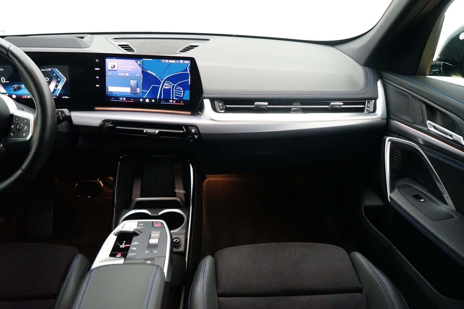Fahrzeugabbildung BMW iX1 xDrive30 [M Sport, HUD, AHK, ACC, 360°, LRH]