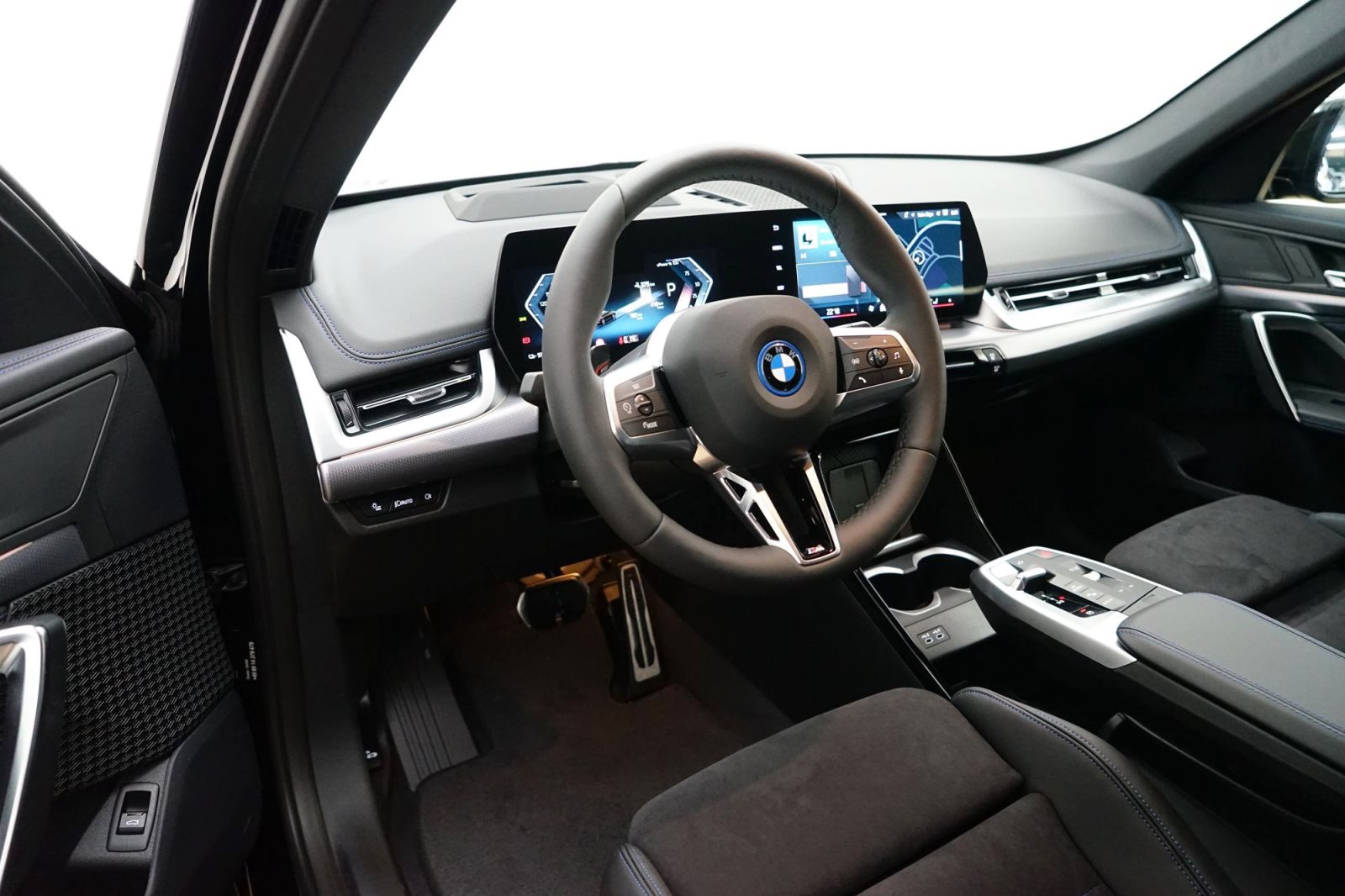 Fahrzeugabbildung BMW iX1 xDrive30 [M Sport, HUD, AHK, ACC, 19 LMR, RFK]