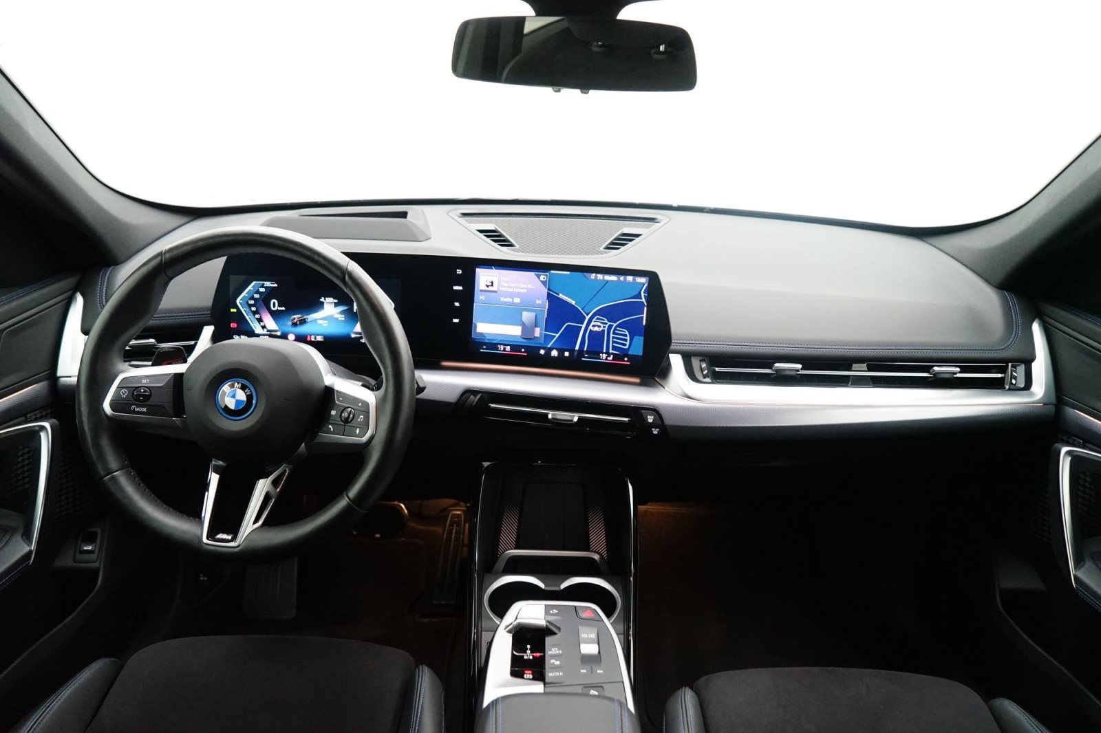 Fahrzeugabbildung BMW iX1 xDrive30 [M Sport, HUD, AHK, ACC, 360°, LRH]