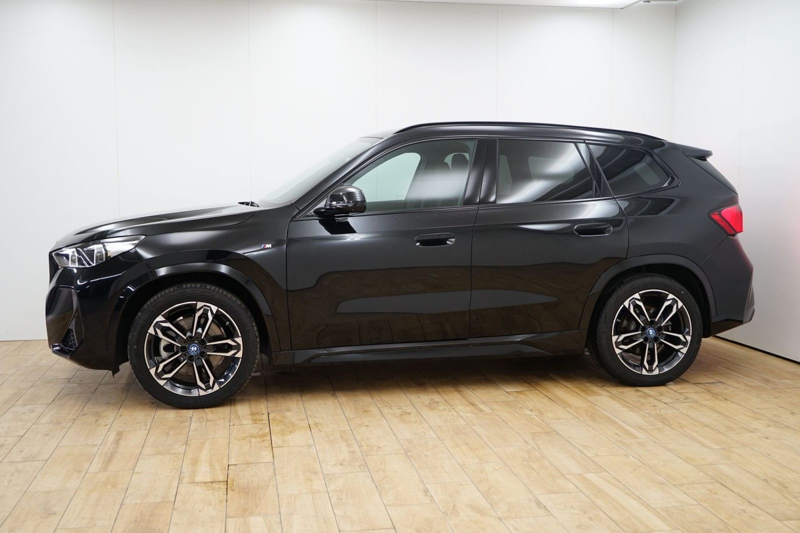 Fahrzeugabbildung BMW iX1 xDrive30 [M Sport, HUD, AHK, ACC, 19 LMR, RFK]