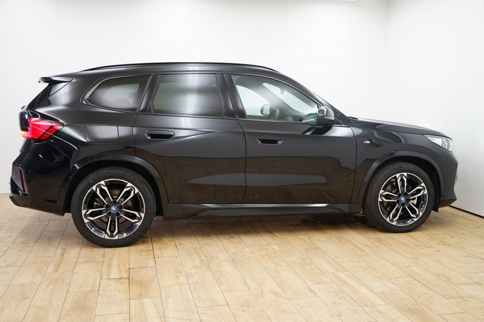 Fahrzeugabbildung BMW iX1 xDrive30 [M Sport, HUD, AHK, ACC, 19 LMR, RFK]