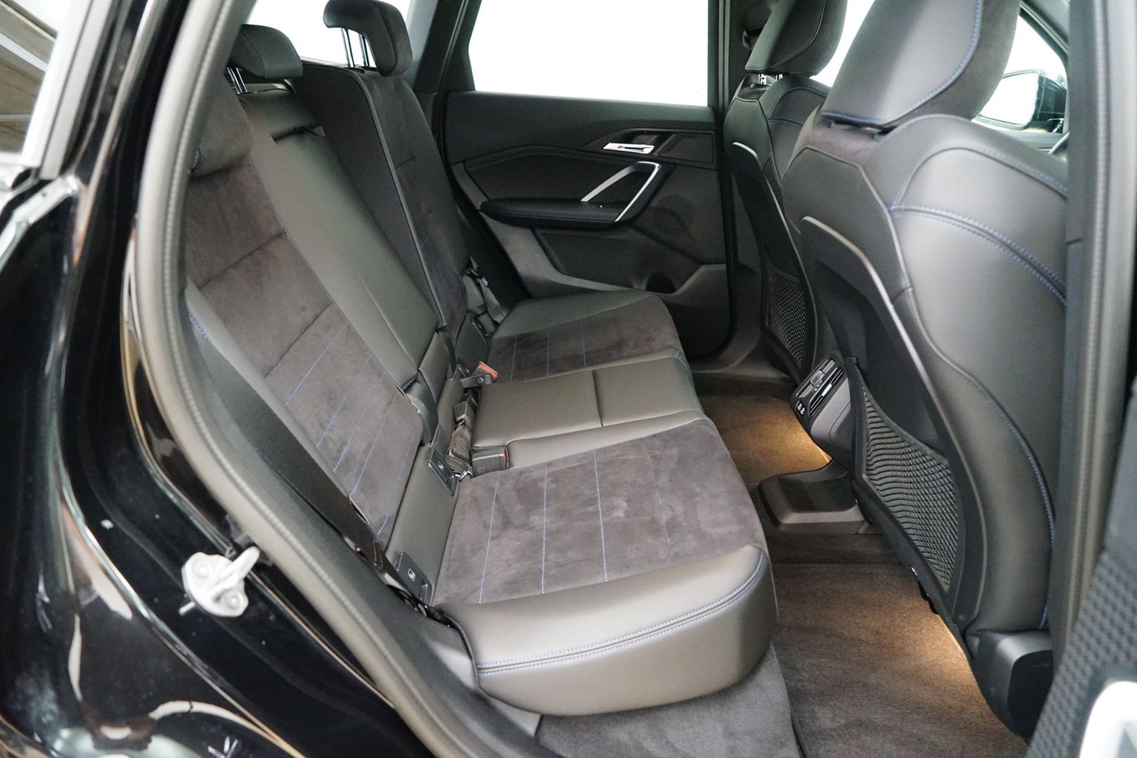 Fahrzeugabbildung BMW iX1 xDrive30 [M Sport, HUD, AHK, ACC, 360°, LRH]