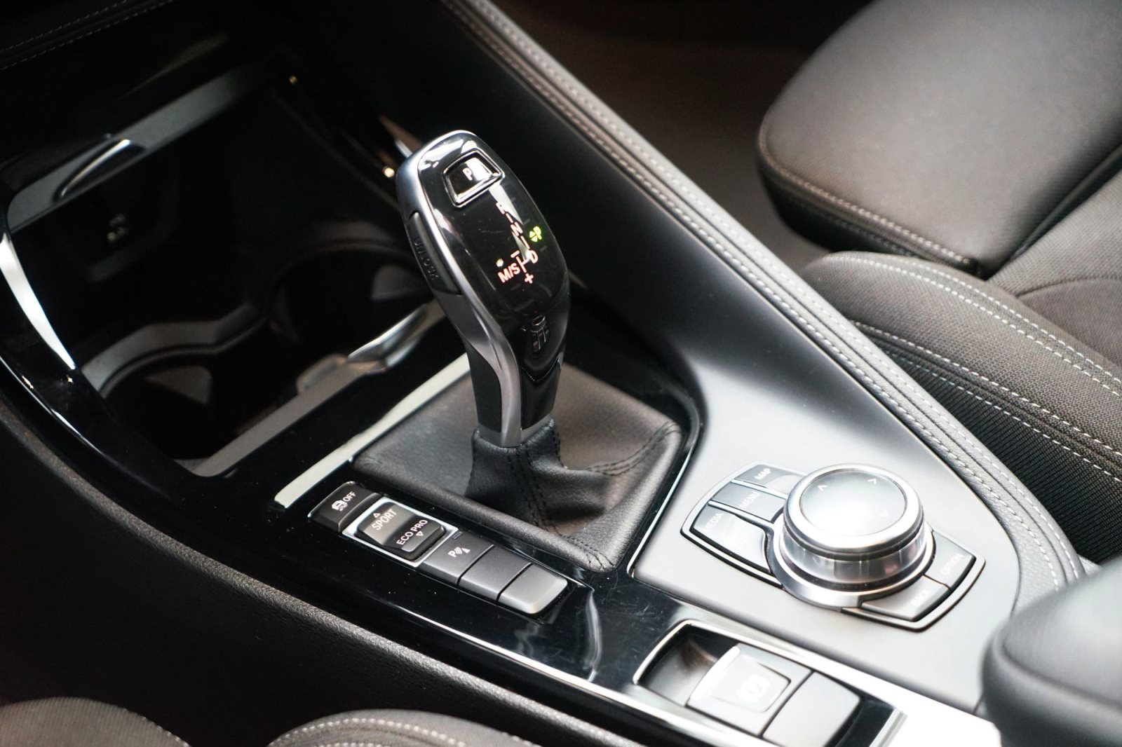 Fahrzeugabbildung BMW X2 sDrive18i [Advantage+, Navi, LED, RFK, 18 ]