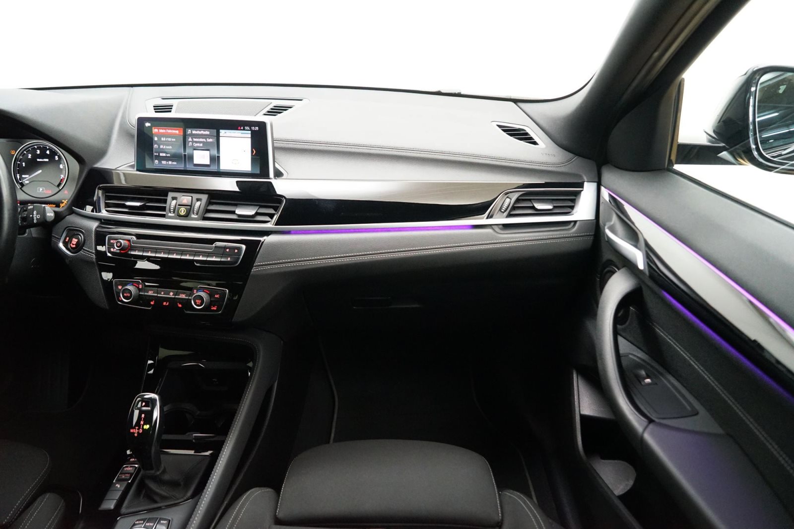 Fahrzeugabbildung BMW X2 sDrive18i [Advantage+, Navi, LED, RFK, 18 ]
