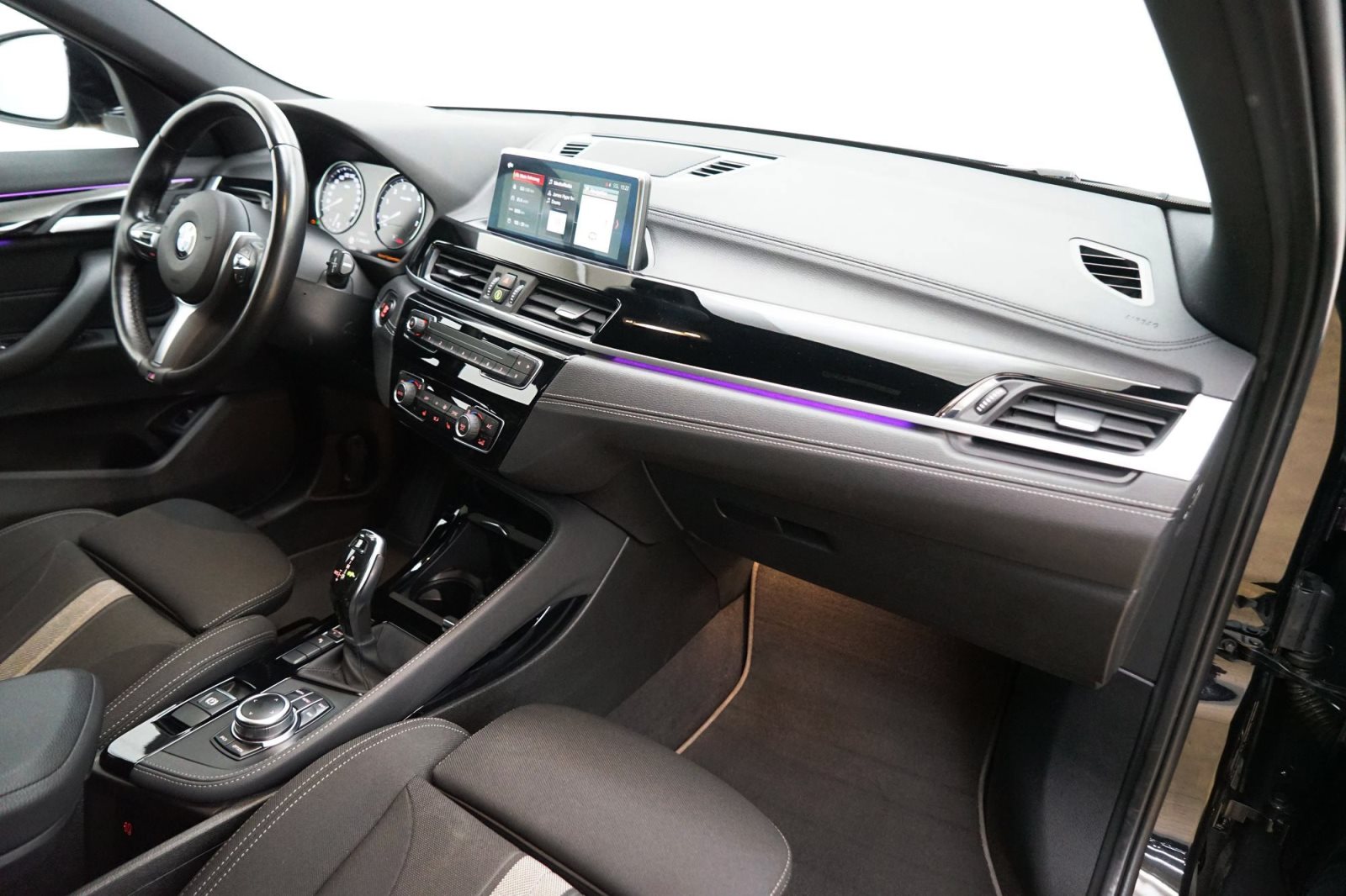 Fahrzeugabbildung BMW X2 sDrive18i [Advantage+, Navi, LED, RFK, 18 ]