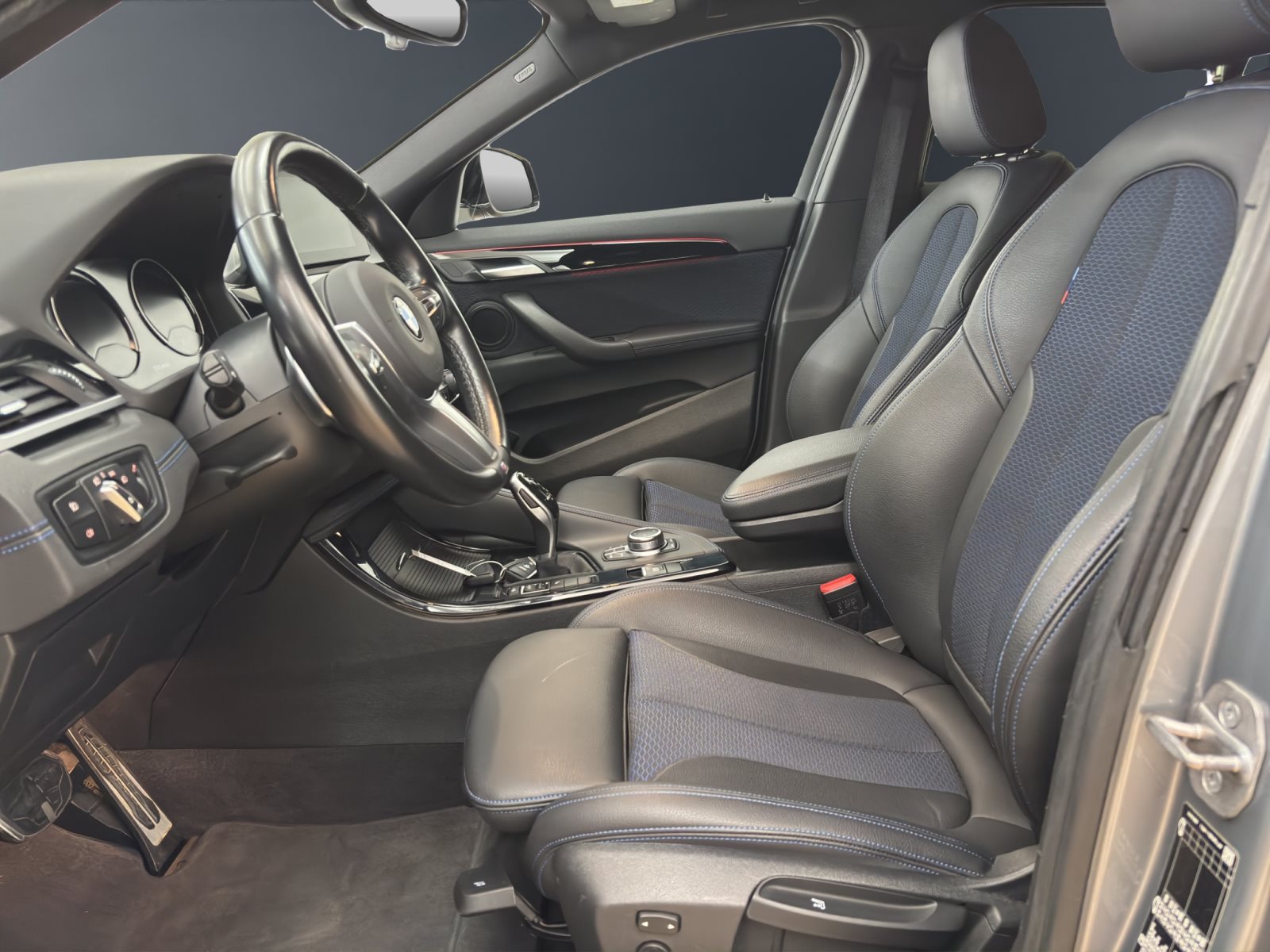 Fahrzeugabbildung BMW X2 sDrive20i [M Sport X, HUD, RFK, Pano, Navi+]