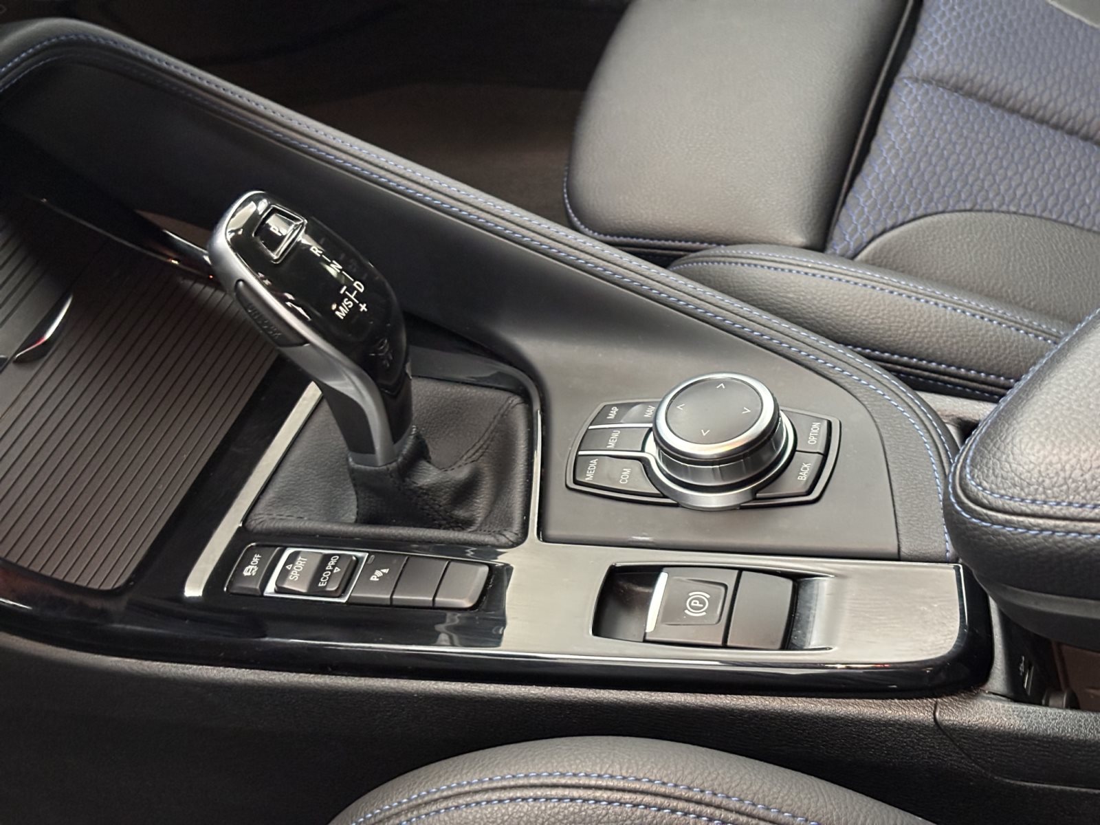 Fahrzeugabbildung BMW X2 sDrive20i [M Sport X, HUD, RFK, Pano, Navi+]