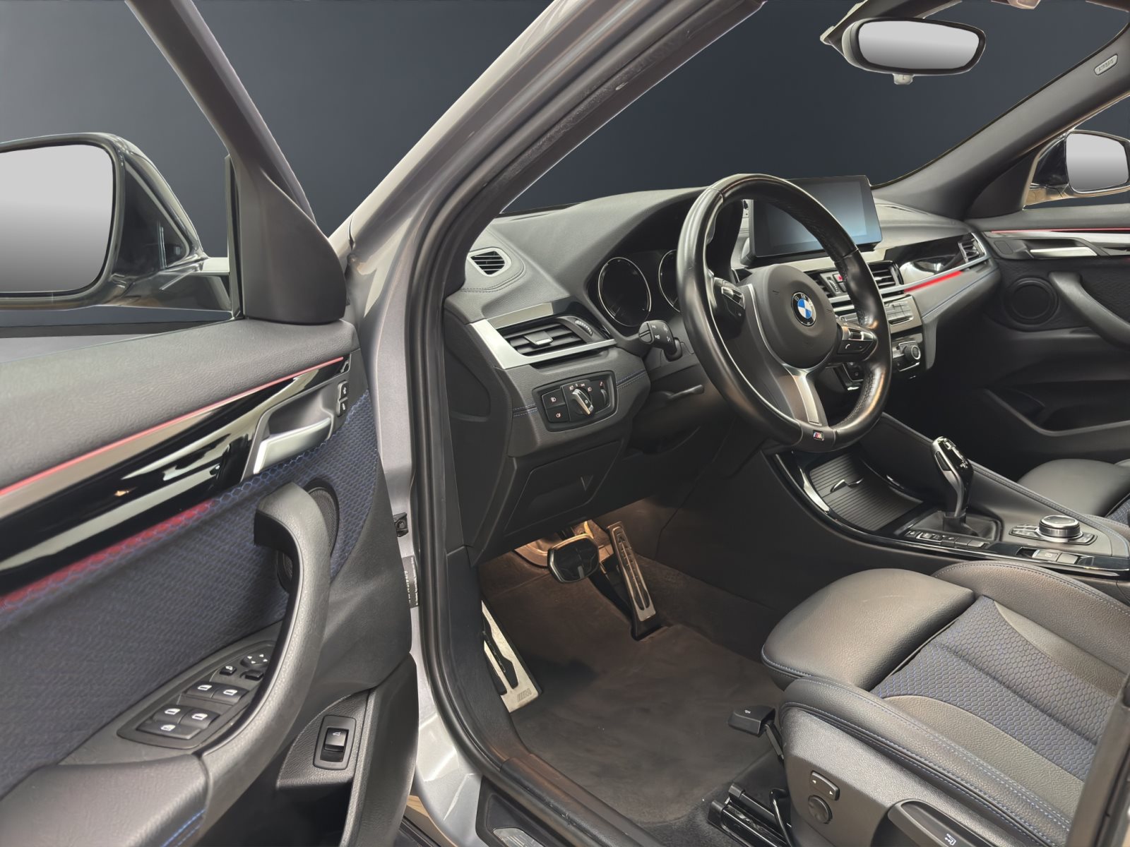 Fahrzeugabbildung BMW X2 sDrive20i [M Sport X, HUD, RFK, Pano, Navi+]