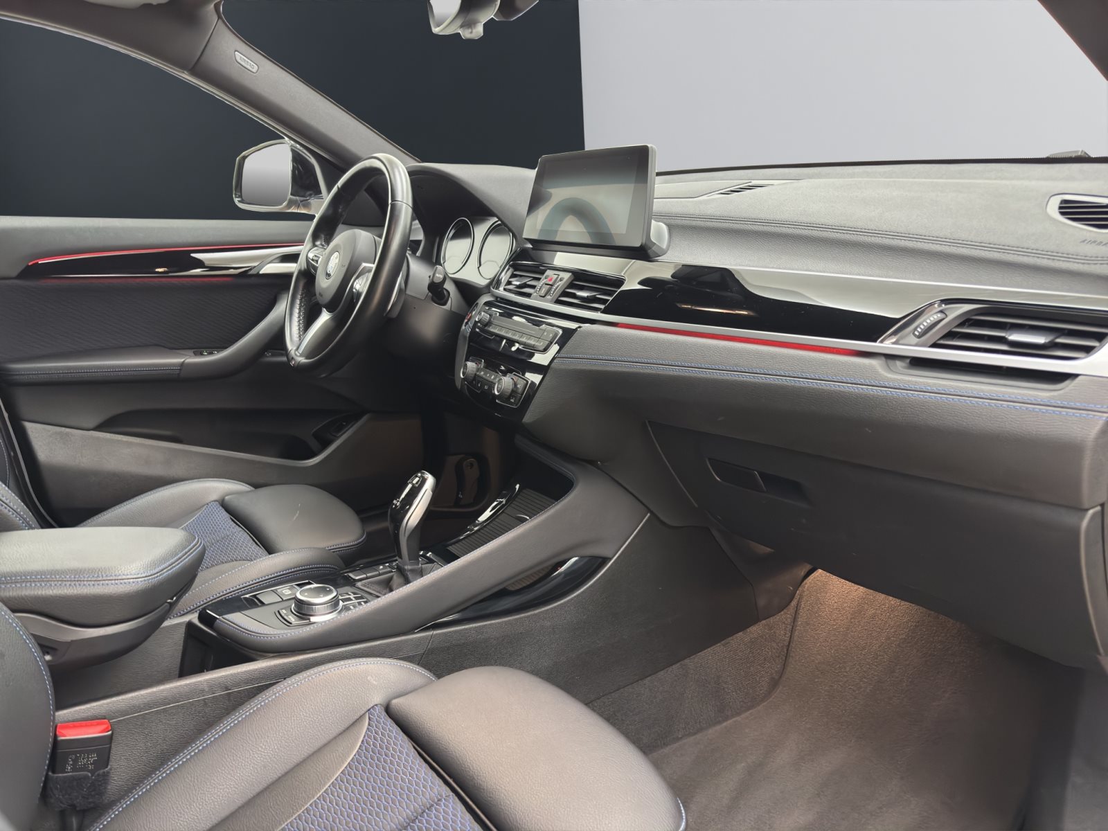 Fahrzeugabbildung BMW X2 sDrive20i [M Sport X, HUD, RFK, Pano, Navi+]