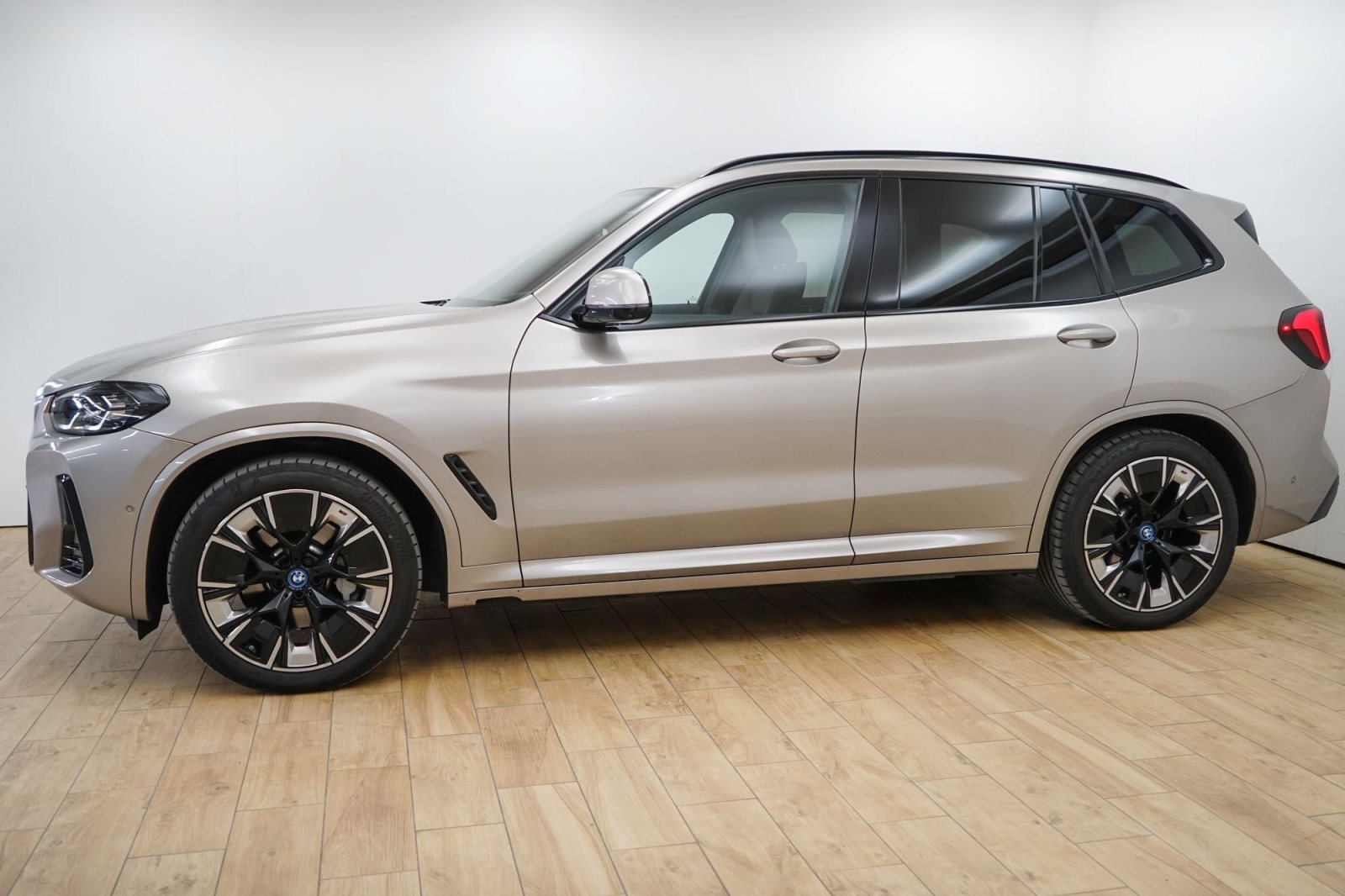 Fahrzeugabbildung BMW iX3 [Impressive, M Sport, AHK, 20 LMR, HUD]