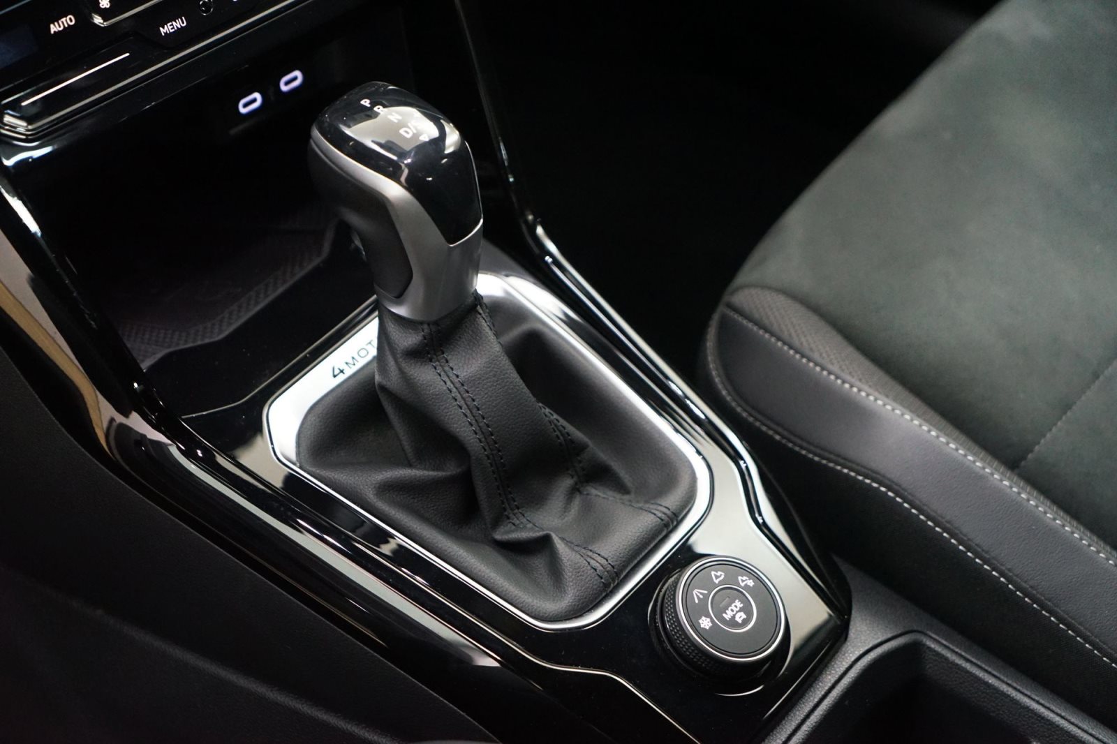 Fahrzeugabbildung Volkswagen T-Roc 2.0 TSI Aut. [R-Line, Navi, AHK, RFK, SHZ]