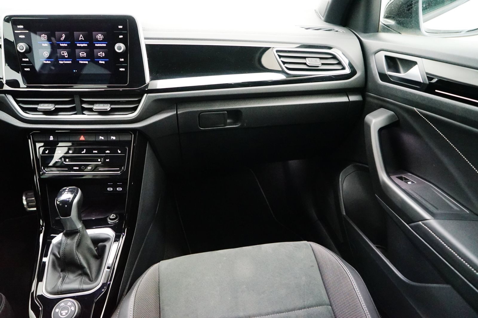 Fahrzeugabbildung Volkswagen T-Roc 2.0 TSI Aut. [R-Line, Navi, AHK, RFK, SHZ]