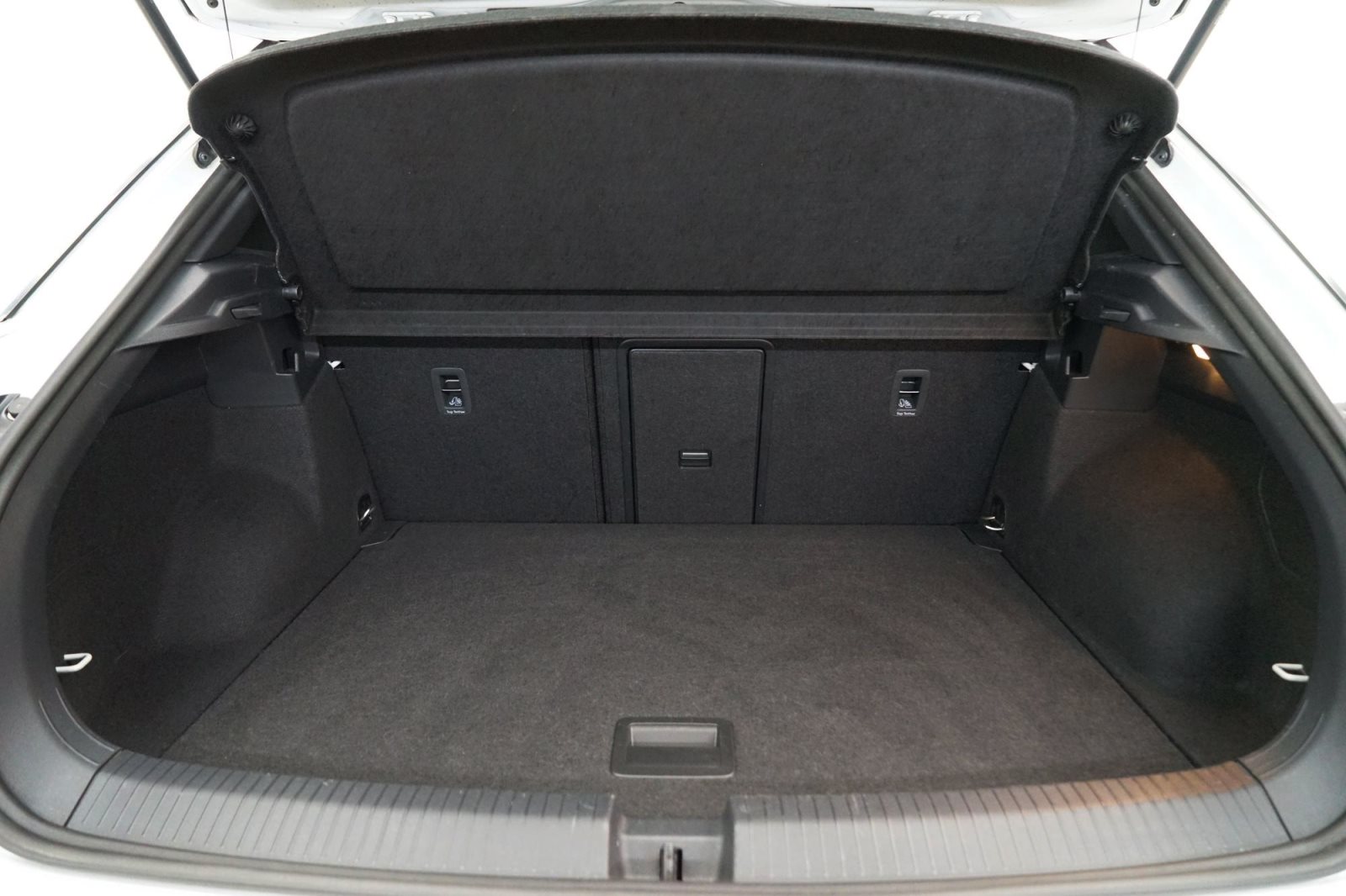 Fahrzeugabbildung Volkswagen T-Roc 2.0 TSI Aut. [R-Line, Navi, AHK, RFK, SHZ]