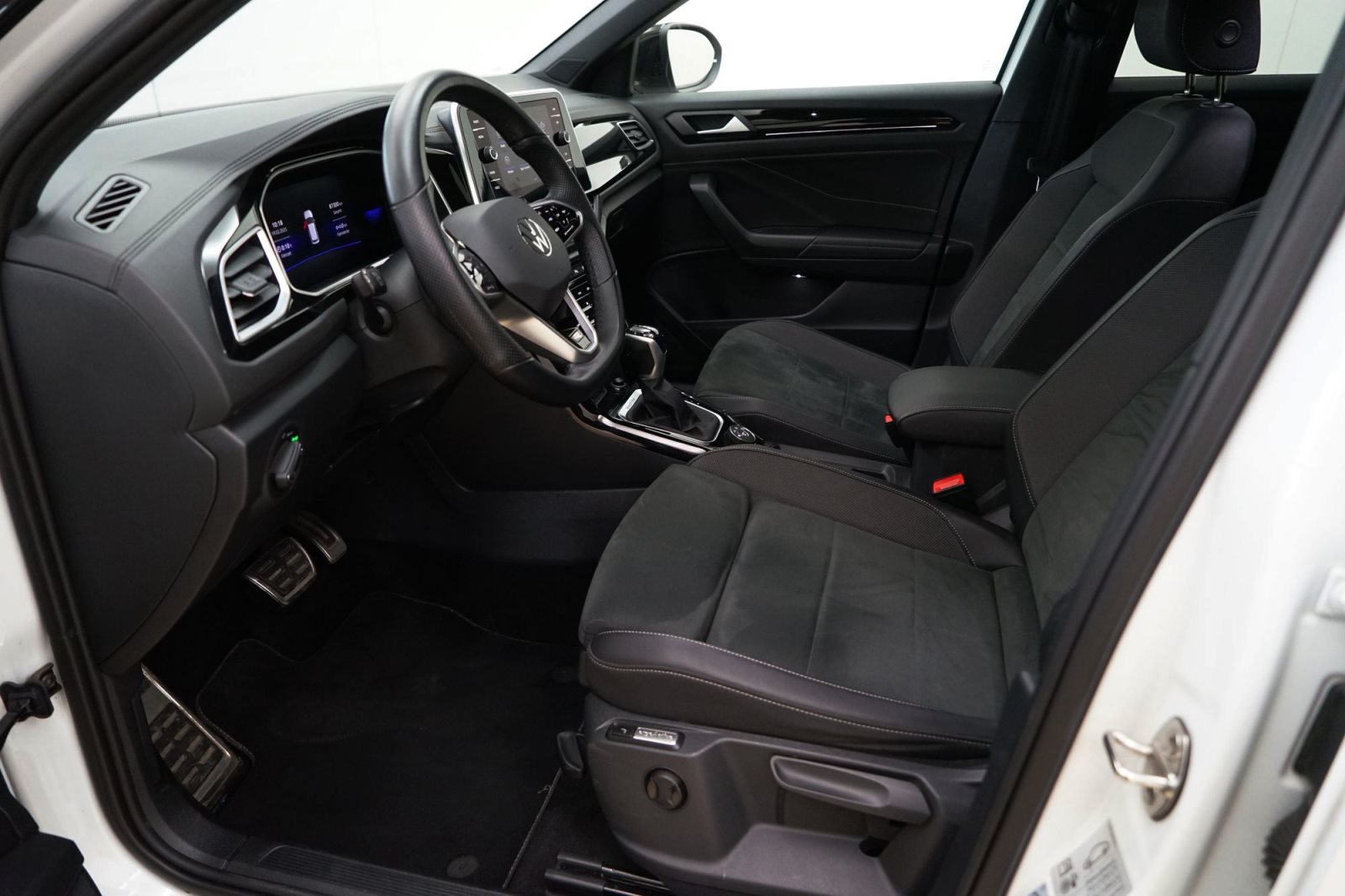 Fahrzeugabbildung Volkswagen T-Roc 2.0 TSI Aut. [R-Line, Navi, AHK, RFK, SHZ]
