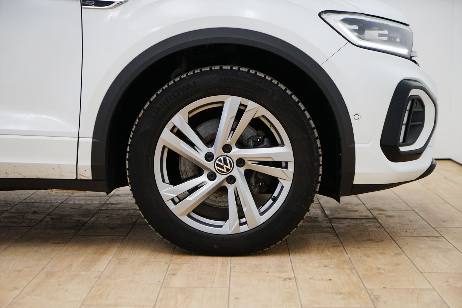 Fahrzeugabbildung Volkswagen T-Roc 2.0 TSI Aut. [R-Line, Navi, AHK, RFK, SHZ]