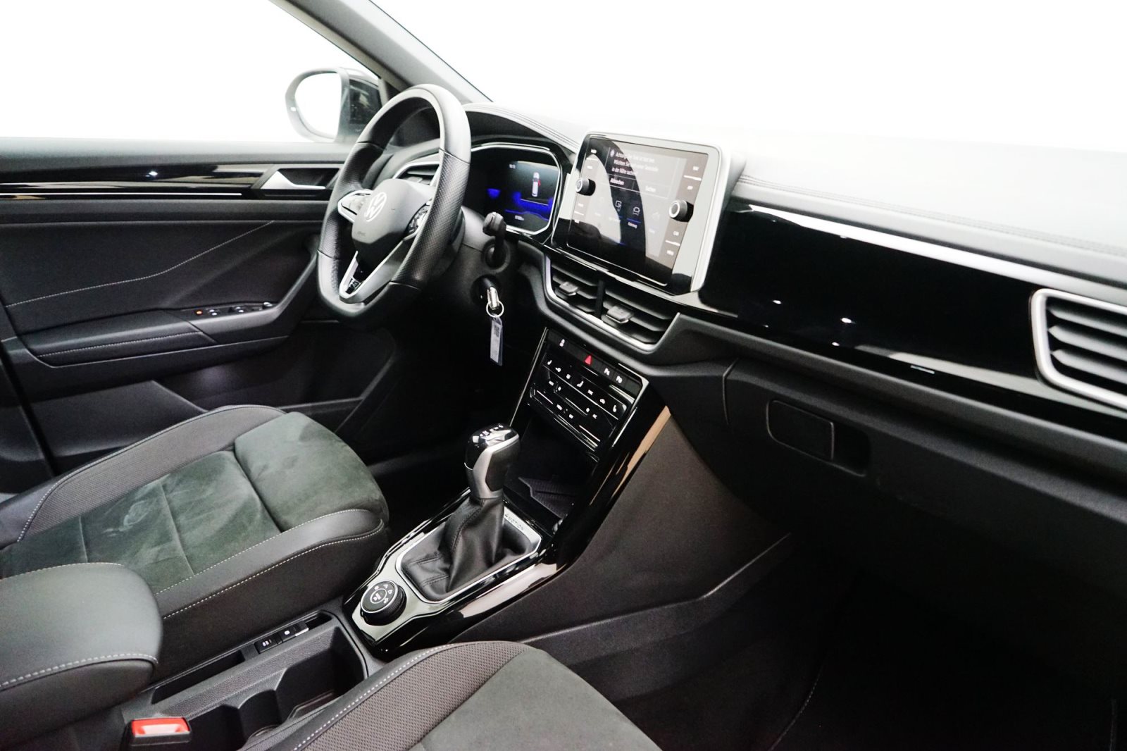 Fahrzeugabbildung Volkswagen T-Roc 2.0 TSI Aut. [R-Line, Navi, AHK, RFK, SHZ]