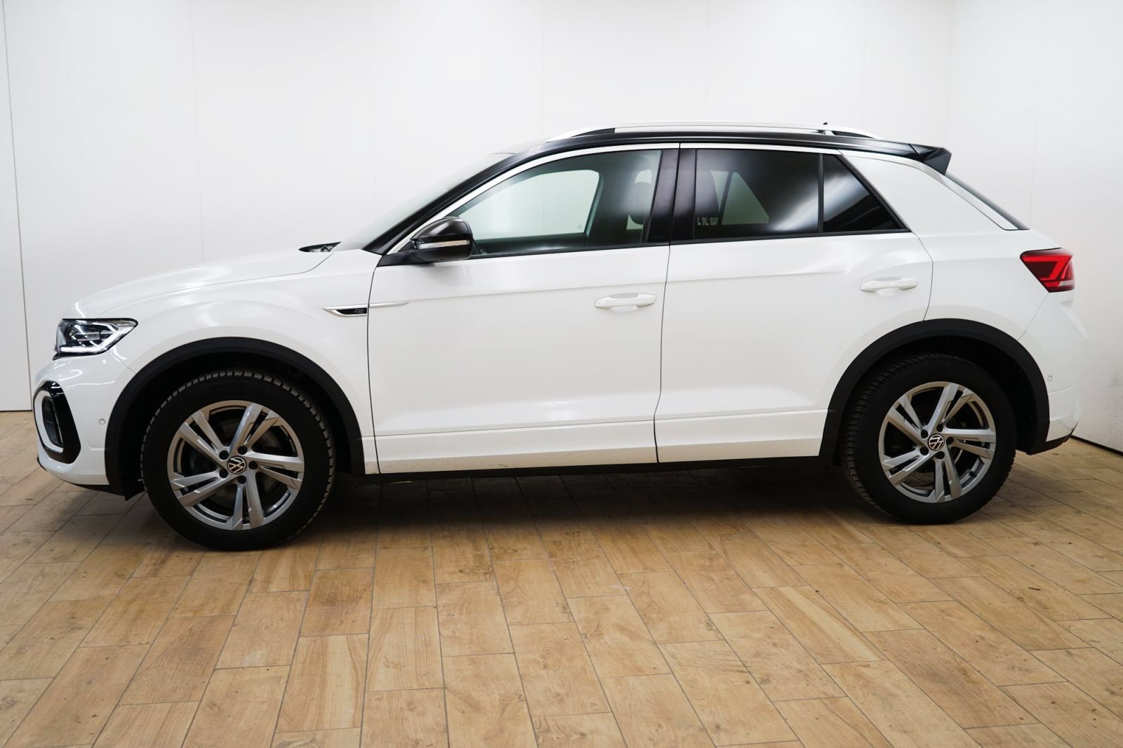 Fahrzeugabbildung Volkswagen T-Roc 2.0 TSI Aut. [R-Line, Navi, AHK, RFK, SHZ]