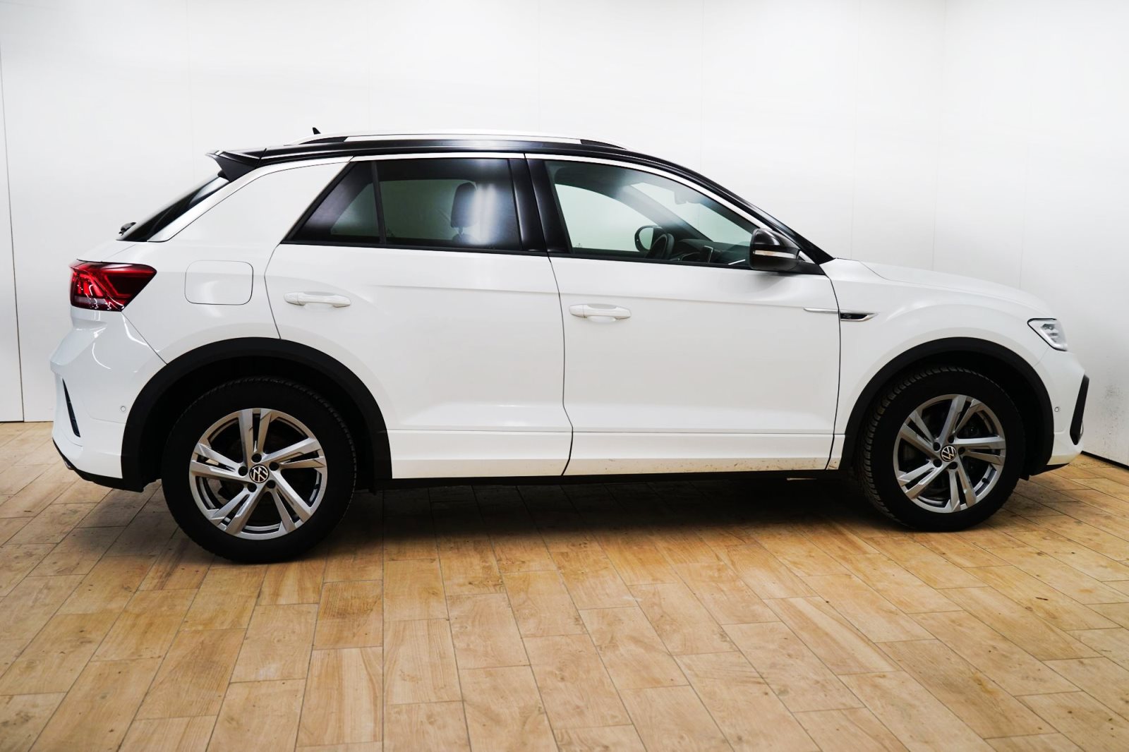 Fahrzeugabbildung Volkswagen T-Roc 2.0 TSI Aut. [R-Line, Navi, AHK, RFK, SHZ]