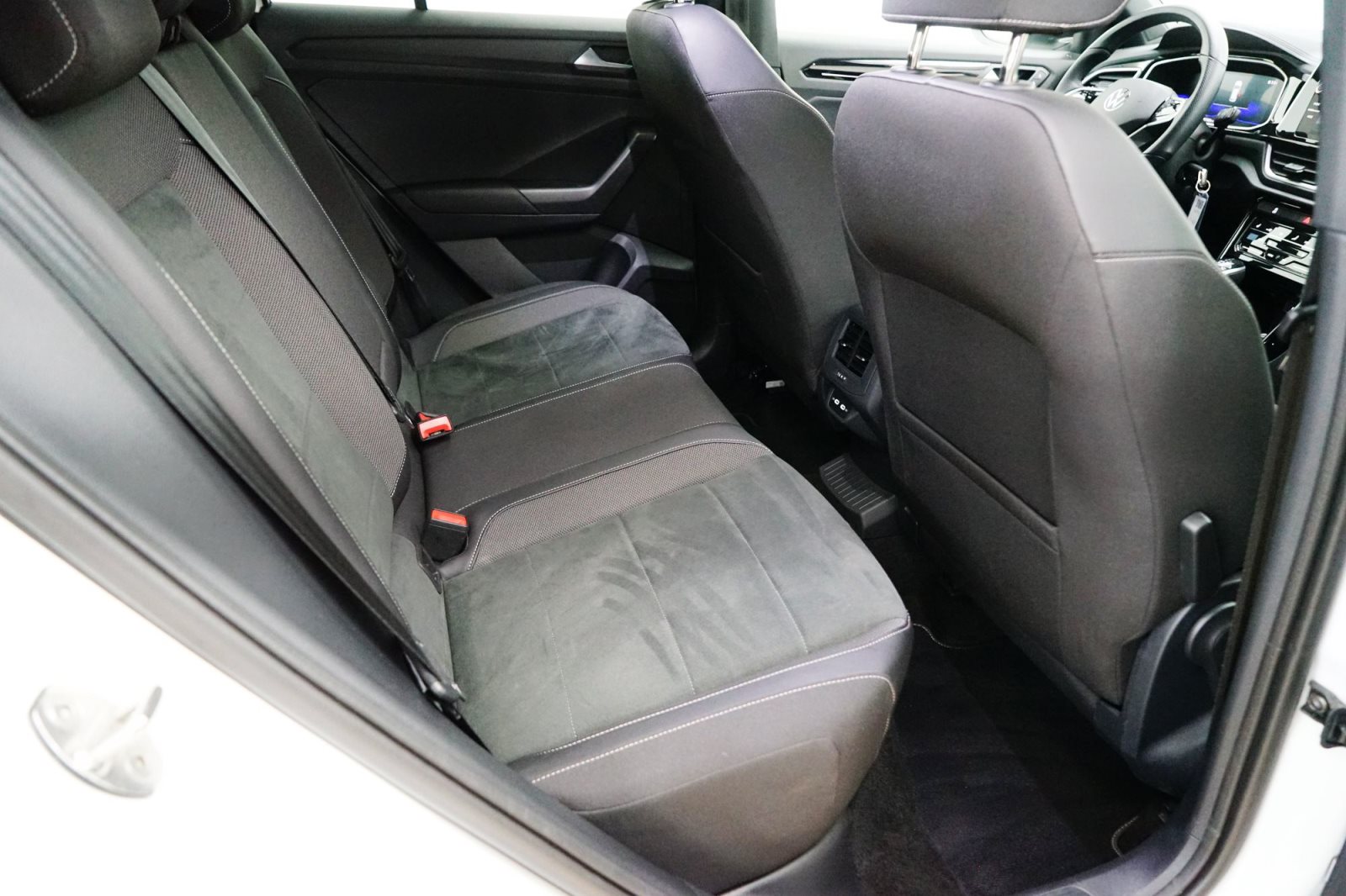 Fahrzeugabbildung Volkswagen T-Roc 2.0 TSI Aut. [R-Line, Navi, AHK, RFK, SHZ]