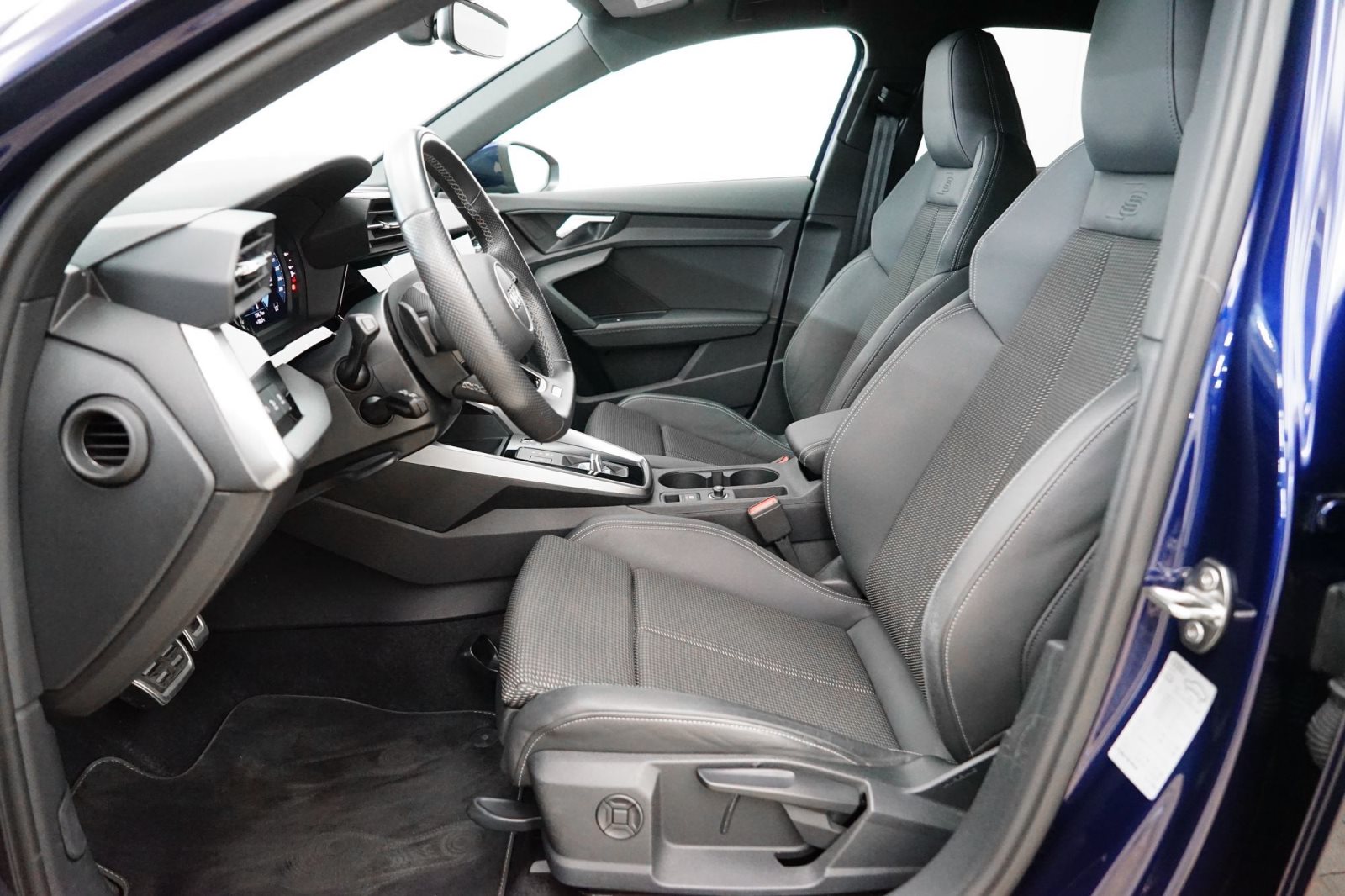 Fahrzeugabbildung Audi A3 35 TFSI Limousine Aut. [AHK, ACC, SHZ, 18 LMR]