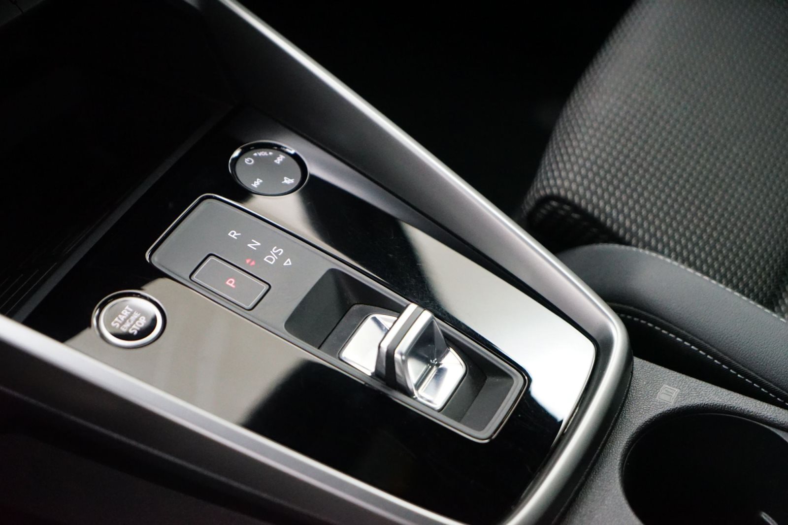 Fahrzeugabbildung Audi A3 35 TFSI Limousine Aut. [AHK, ACC, SHZ, 18 LMR]