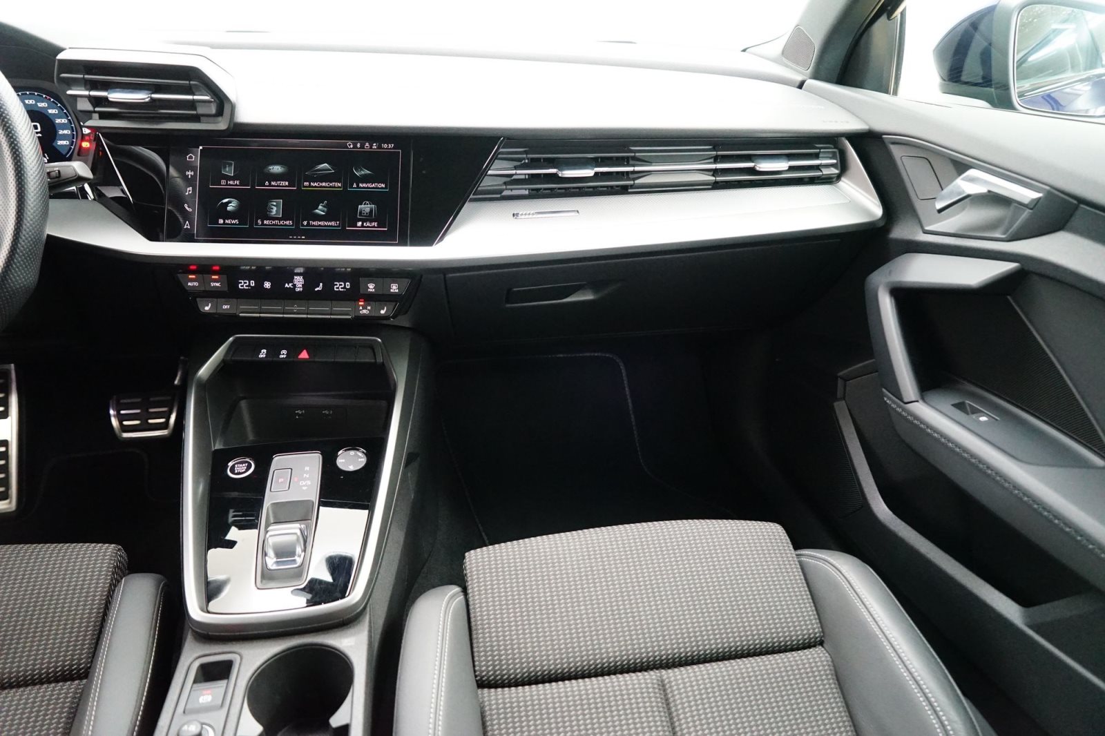 Fahrzeugabbildung Audi A3 35 TFSI Limousine Aut. [AHK, ACC, SHZ, 18 LMR]