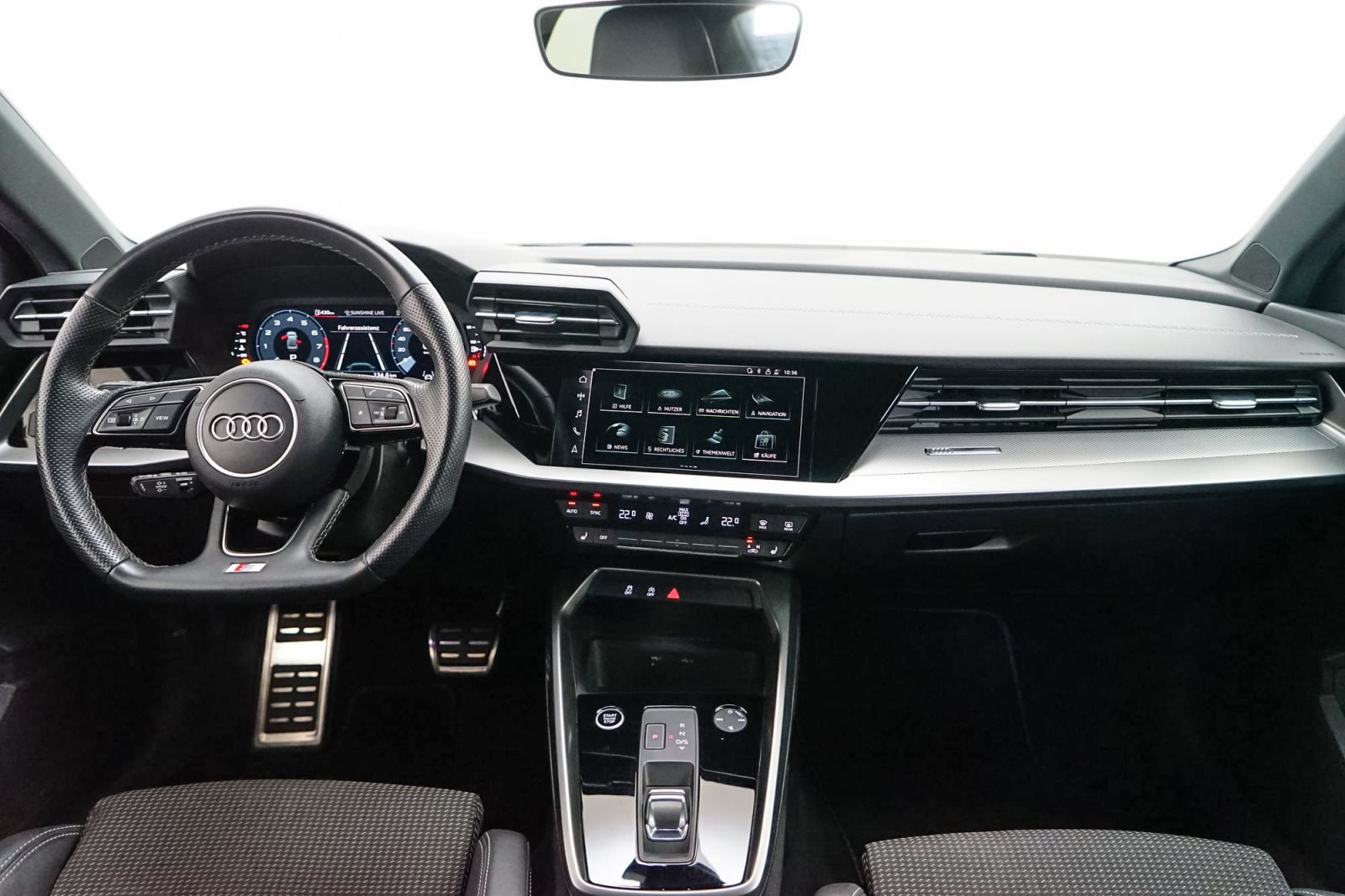 Fahrzeugabbildung Audi A3 35 TFSI Limousine Aut. [AHK, ACC, SHZ, 18 LMR]