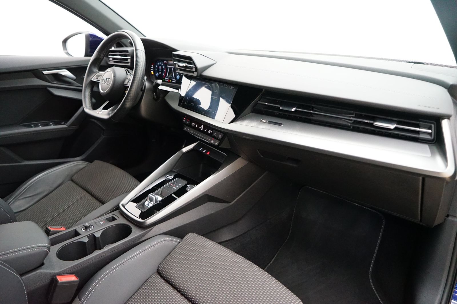 Fahrzeugabbildung Audi A3 35 TFSI Limousine Aut. [AHK, ACC, SHZ, 18 LMR]