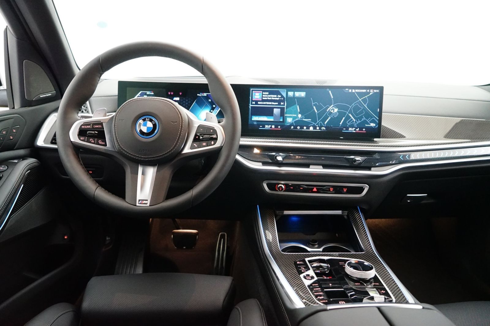 Fahrzeugabbildung BMW X5 xDrive50e [M Sport, HUD, AHK, ACC, GSD, 22 LMR]