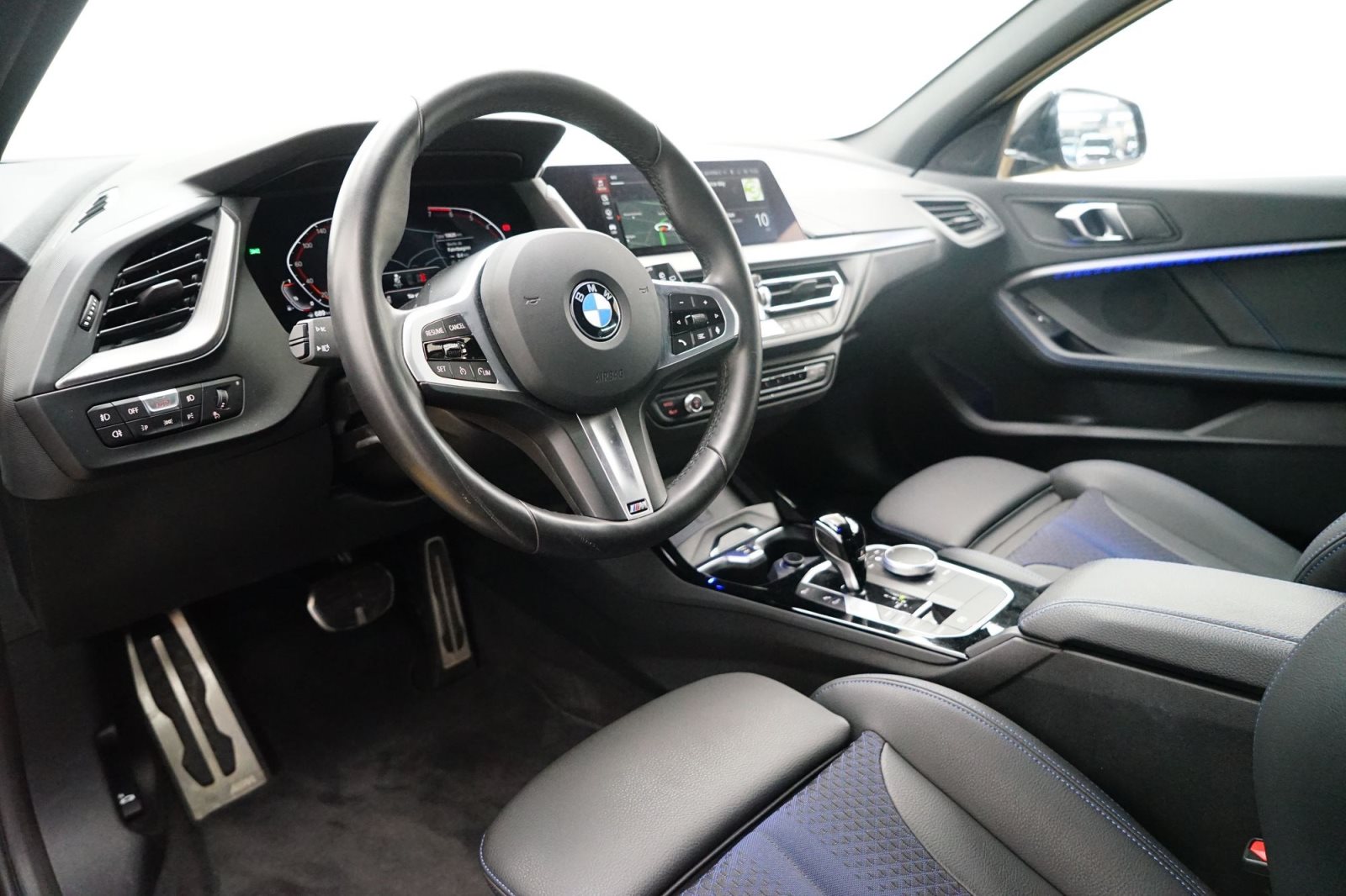 Fahrzeugabbildung BMW 118i 5-Türer DKG [M Sport, Navi, SHZ, 18 LMR]